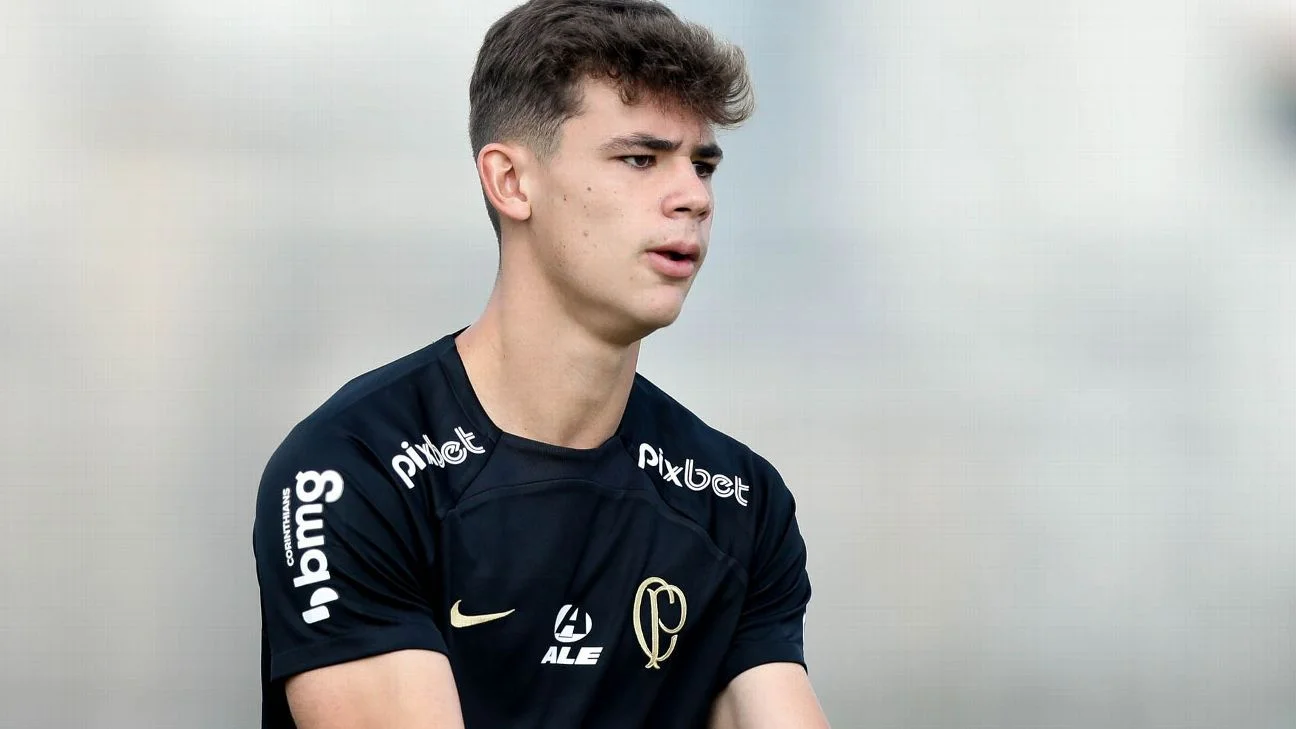 Chelsea submit "formal bid" for Brazilian target hours before the end of the transfer window